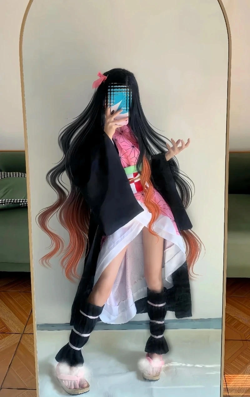 Nữ cosplayer Nezuko mặc kimono hồng cực kỳ nổi bật