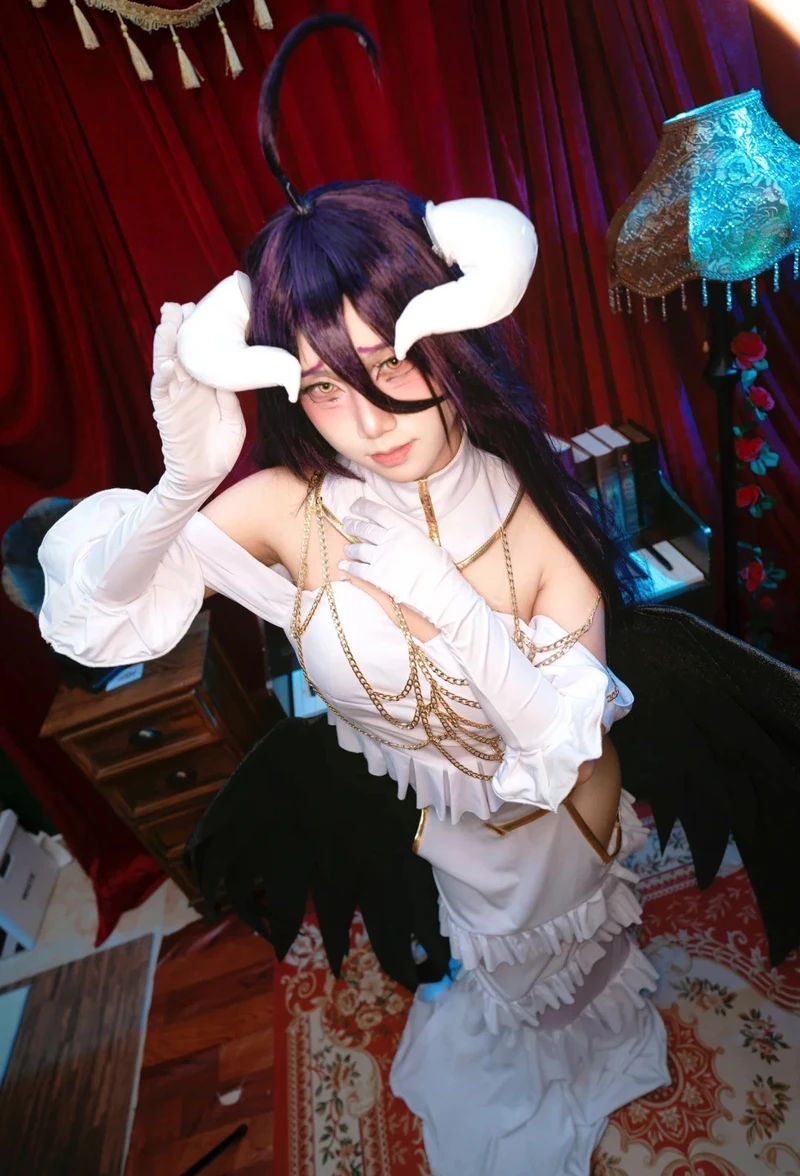 Nữ cosplayer nổi bật với concept albedo cosplay quyến rũ