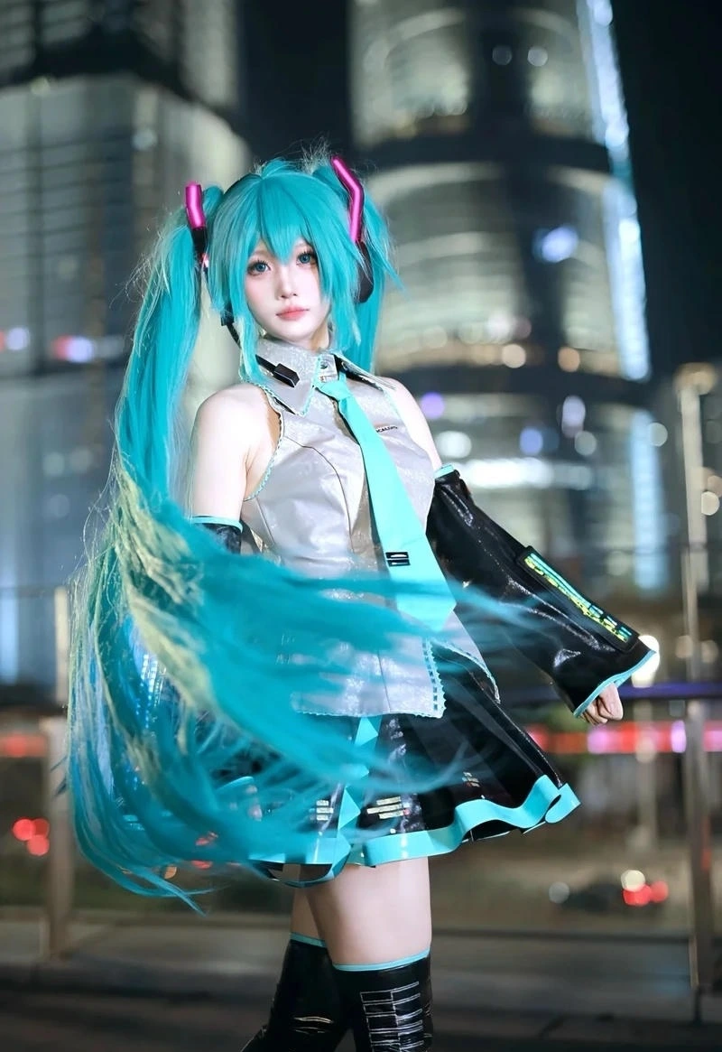 Tai nghe điện tử làm cosplay Miku giống anime hơn hẳn
