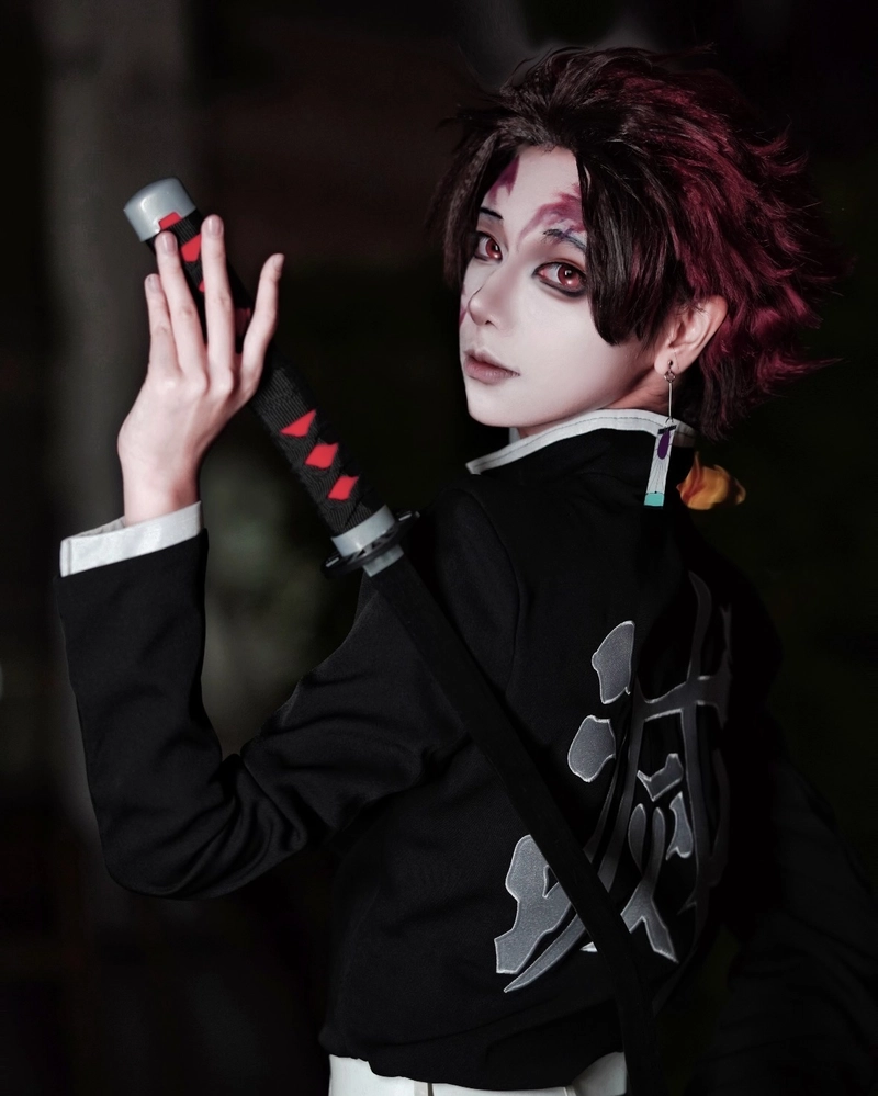 Tanjiro cosplay phong cách anime chiến đấu nổi bật
