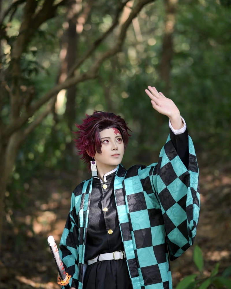 Tanjiro cosplay tạo dáng đứng mạnh mẽ đầy khí chất