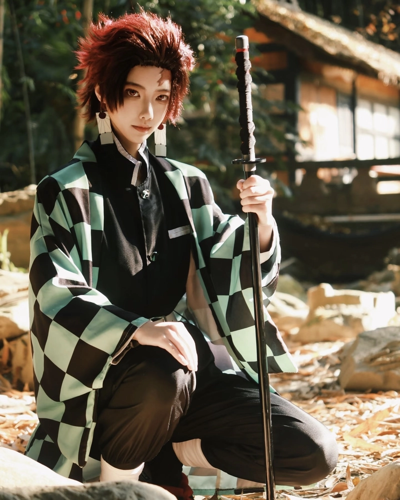 Tanjiro cosplay trang phục đặc trưng với họa tiết caro