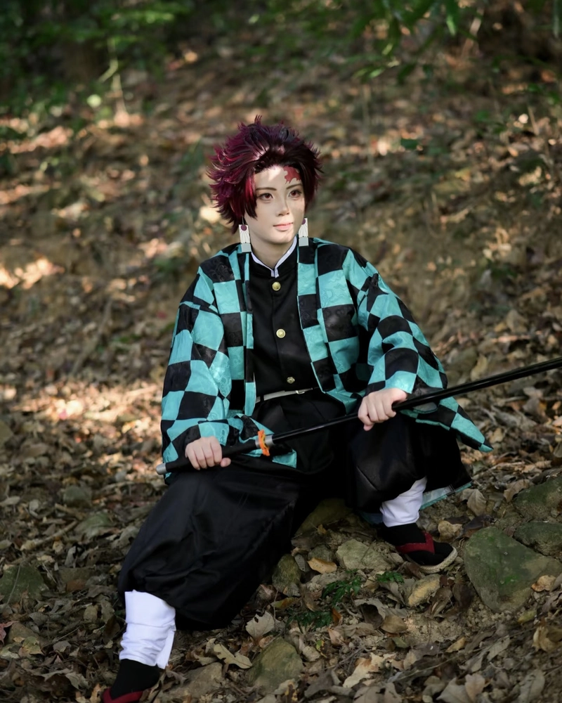 Tanjiro cosplay với biểu cảm chân thành đầy ấm áp
