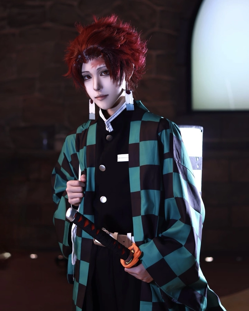 Tanjiro cosplay với phong cách nam chính anime cuốn hút