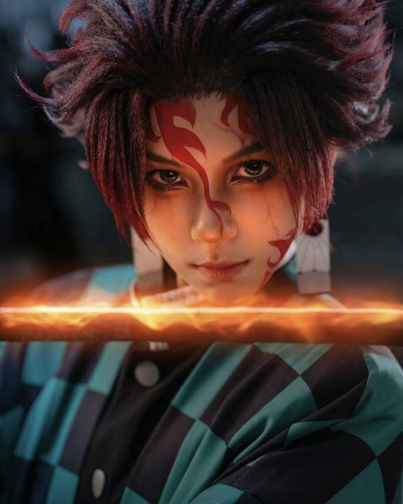 Tanjiro cosplay với trang phục caro xanh đặc trưng