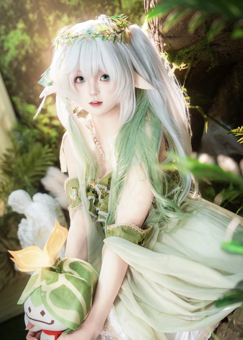 Thiếu nữ Nahida cosplay ánh mắt long lanh đầy cảm xúc