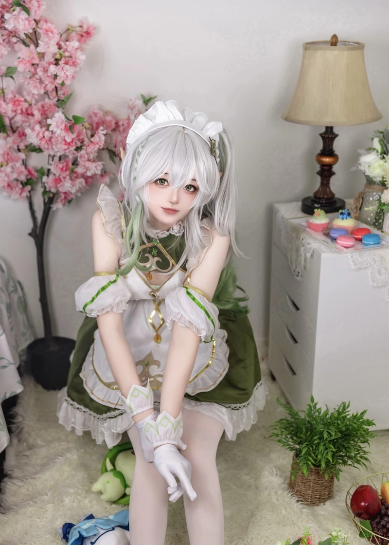 Thiếu nữ Nahida cosplay biểu cảm đáng yêu nhẹ nhàng