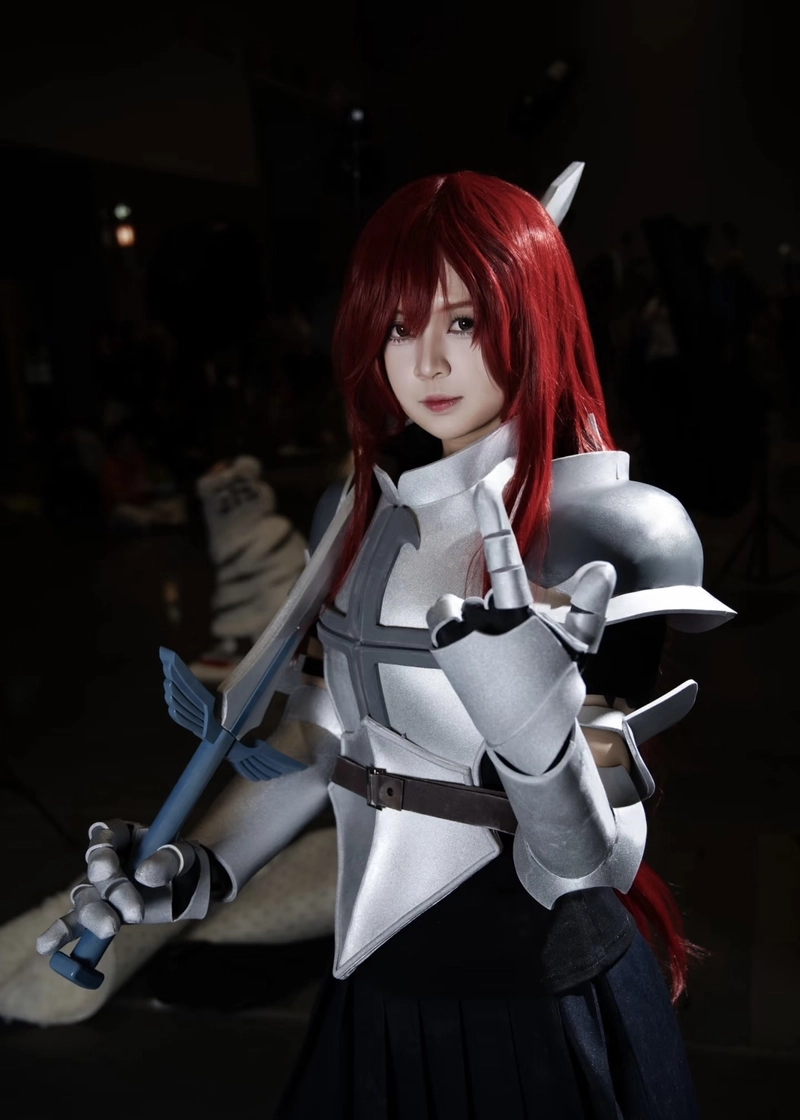 Thiếu nữ cosplay Erza ánh mắt sắc lạnh cuốn hút