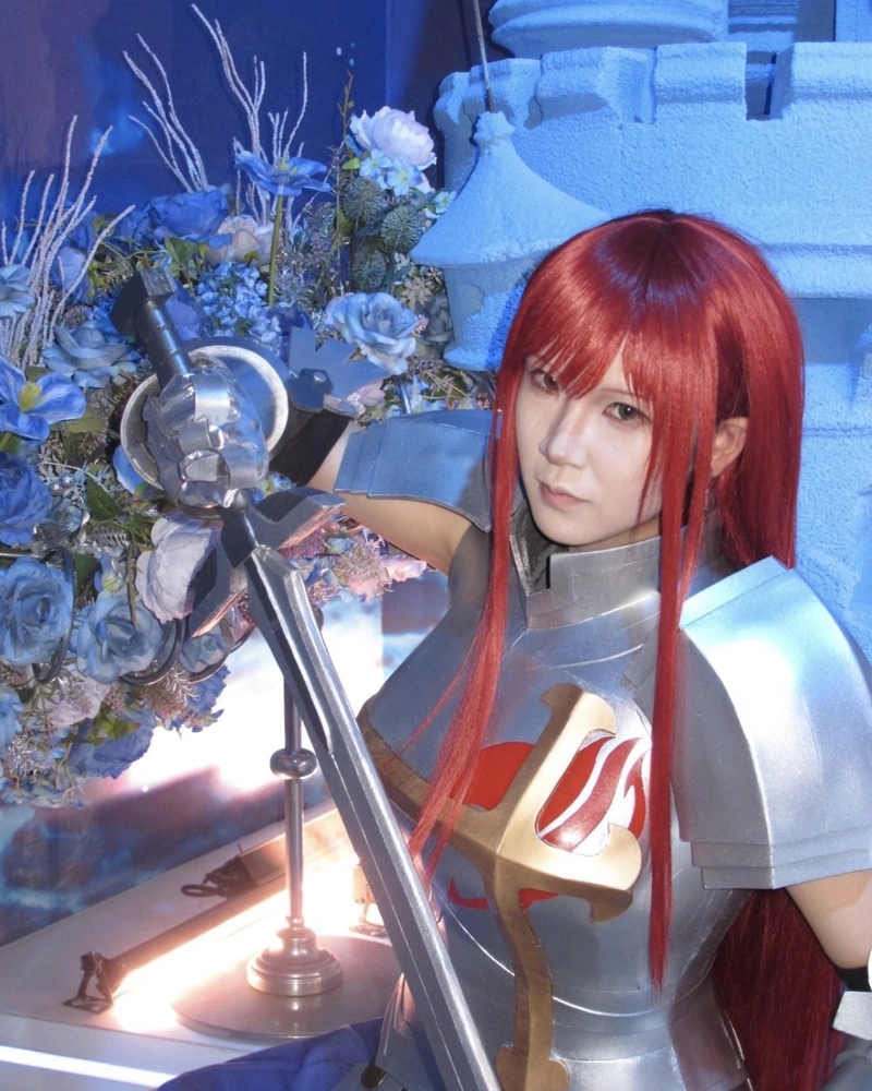 Thiếu nữ cosplay Erza biểu cảm tự tin cuốn hút ánh nhìn