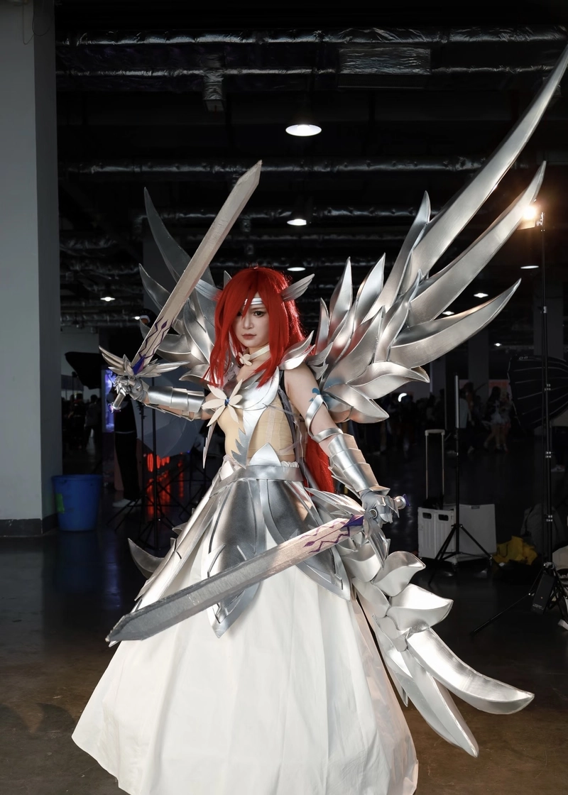 Thiếu nữ cosplay Erza tạo hình đẹp nổi bật cuốn hút