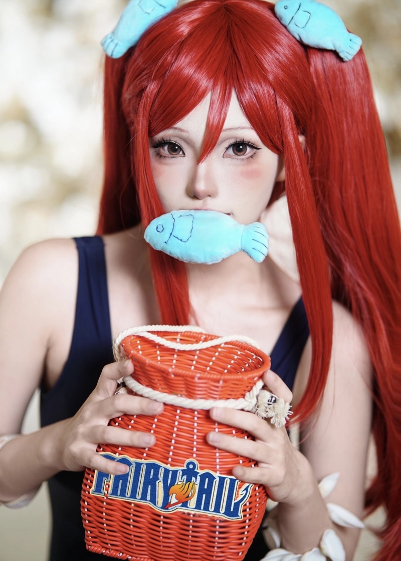 Thiếu nữ cosplay Erza thần thái mạnh mẽ đầy cuốn hút