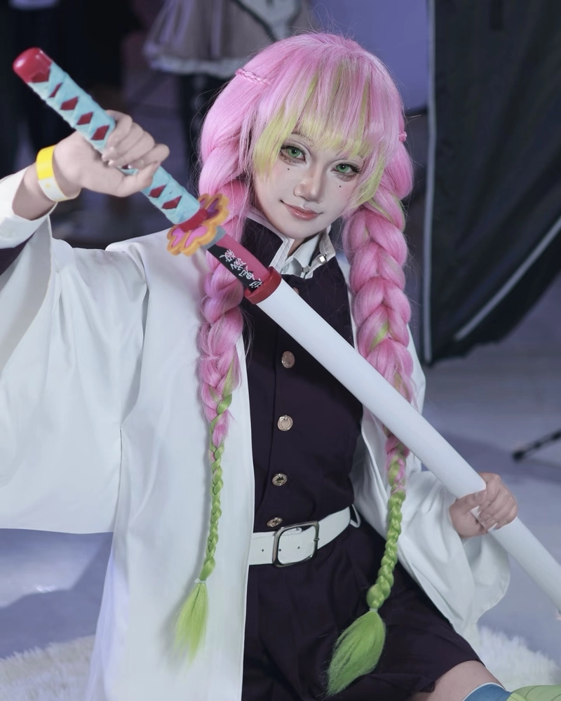 Thiếu nữ cosplay Luyến Trụ ánh nhìn linh hoạt đầy cảm xúc