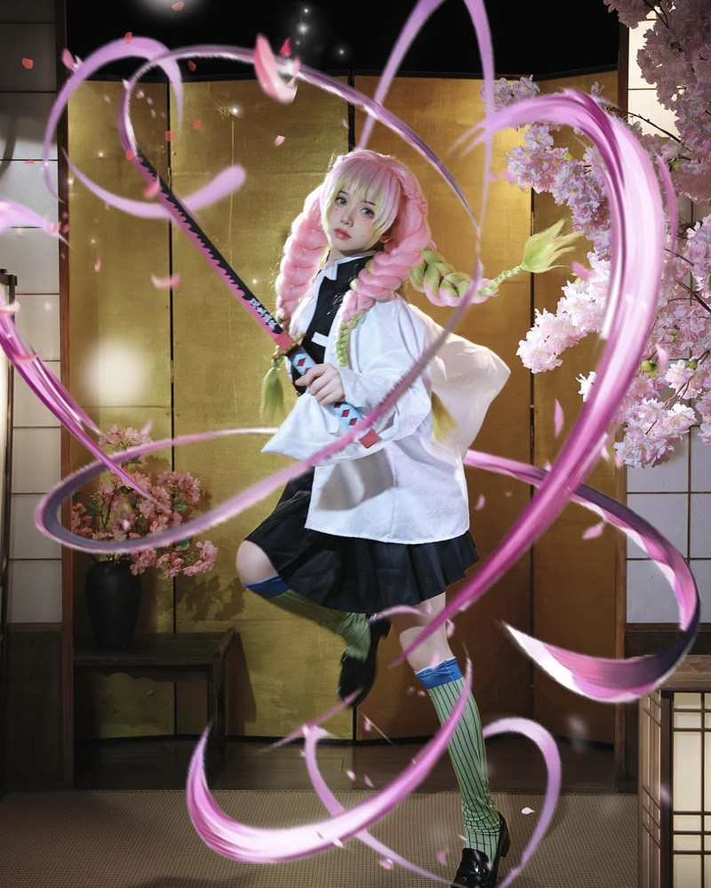 Thiếu nữ cosplay Luyến Trụ biểu cảm tươi sáng đáng yêu