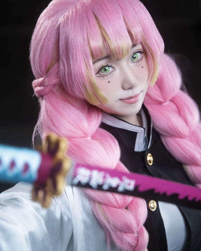 Thiếu nữ cosplay Luyến Trụ thần thái vui vẻ đầy nổi bật