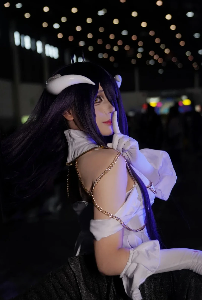 Thủ hộ tầng Nazarick được tái hiện qua albedo cosplay