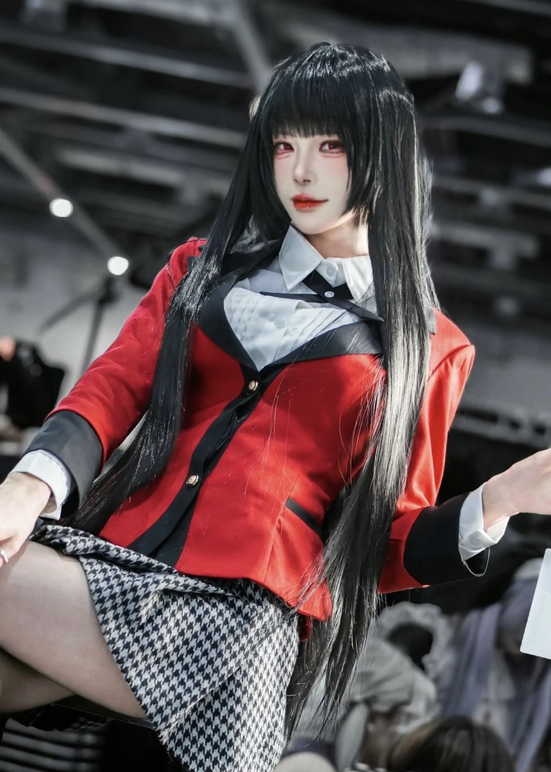 Yumeko cosplay trang phục học viện đỏ đen nổi bật