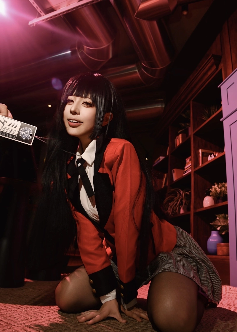 Yumeko cosplay với đồng phục học sinh đỏ nổi bật