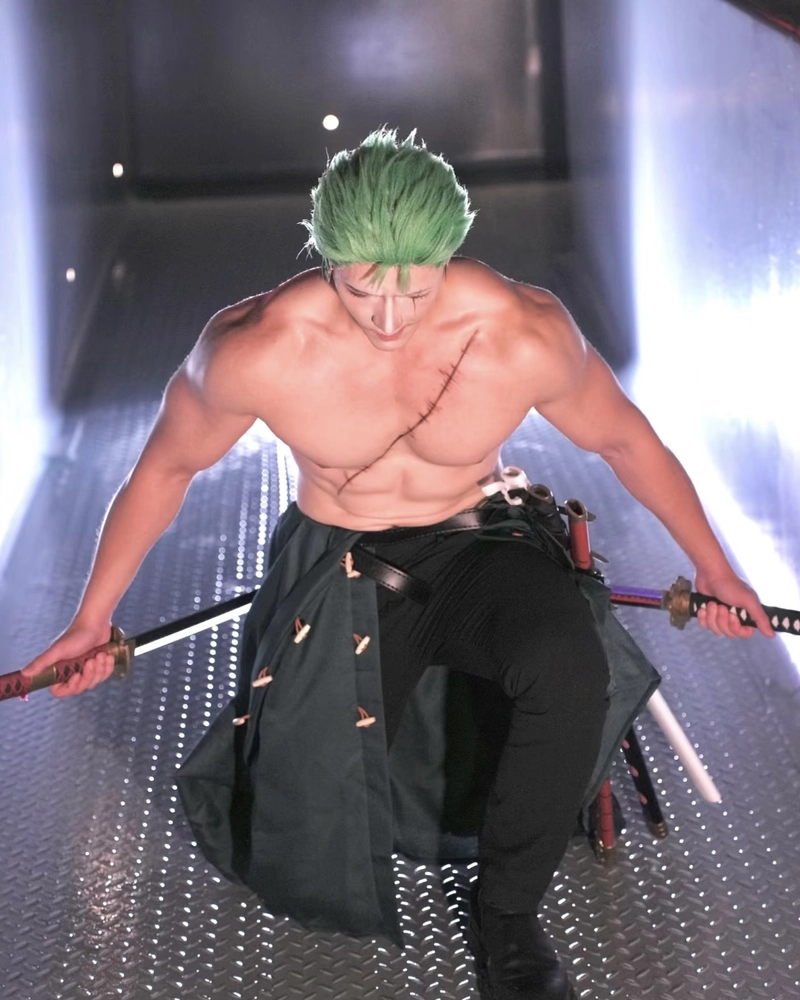 Zoro cosplay nụ cười tự tin thể hiện bản lĩnh kiếm sĩ