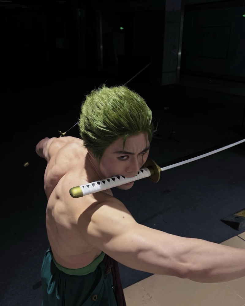 Zoro cosplay phong thái lạnh lùng đầy cuốn hút