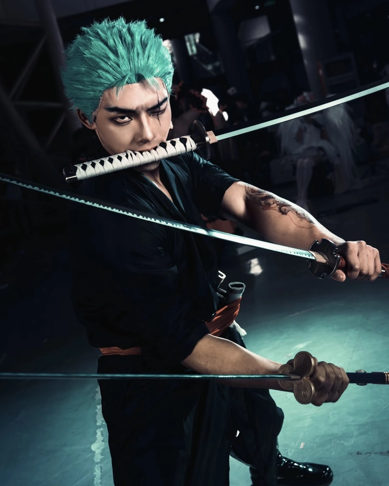 Zoro cosplay tạo hình nổi bật với ba kiếm đặc trưng