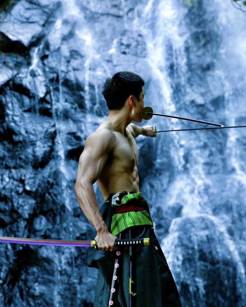 Zoro cosplay thần thái uy nghiêm đầy khí chất